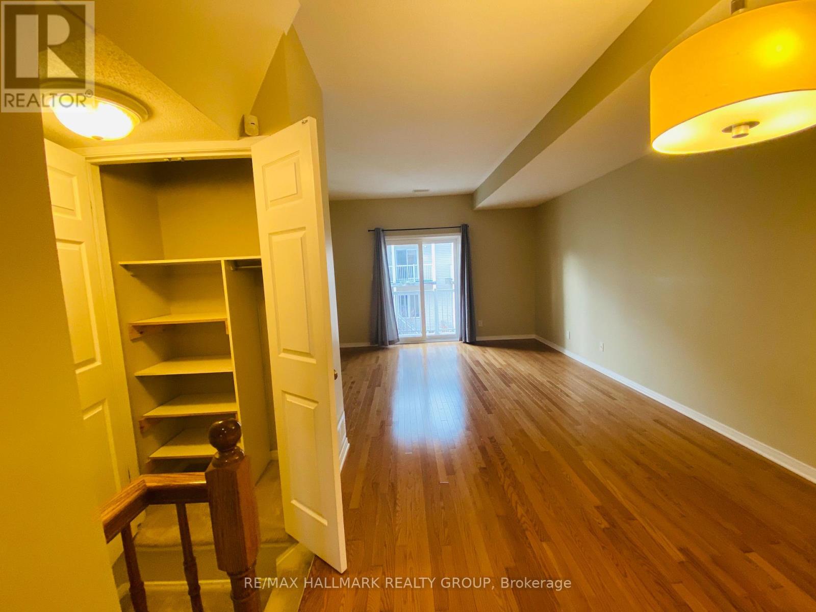 338 London Terrace, Ottawa, Ontario  K1K 2W3 - Photo 3 - X12457842