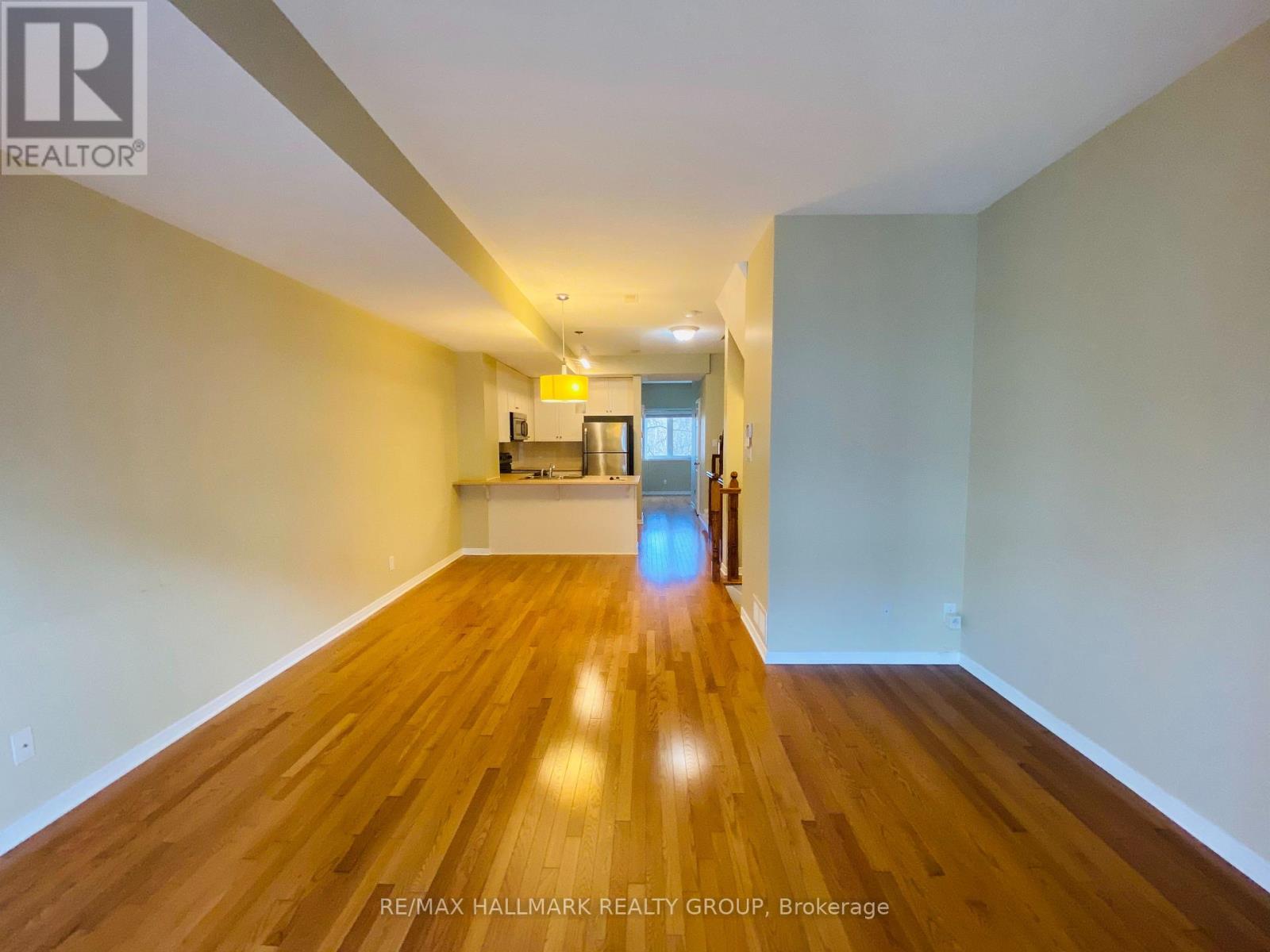 338 London Terrace, Ottawa, Ontario  K1K 2W3 - Photo 4 - X12457842