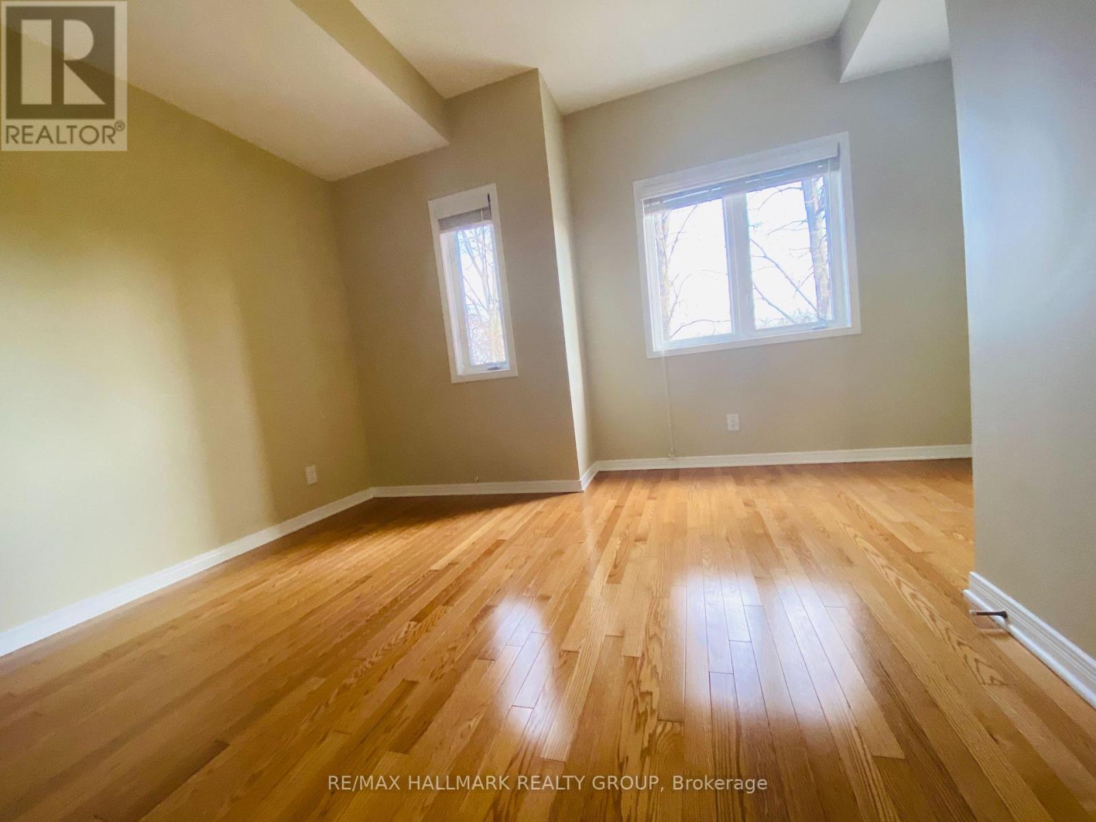 338 London Terrace, Ottawa, Ontario  K1K 2W3 - Photo 5 - X12457842
