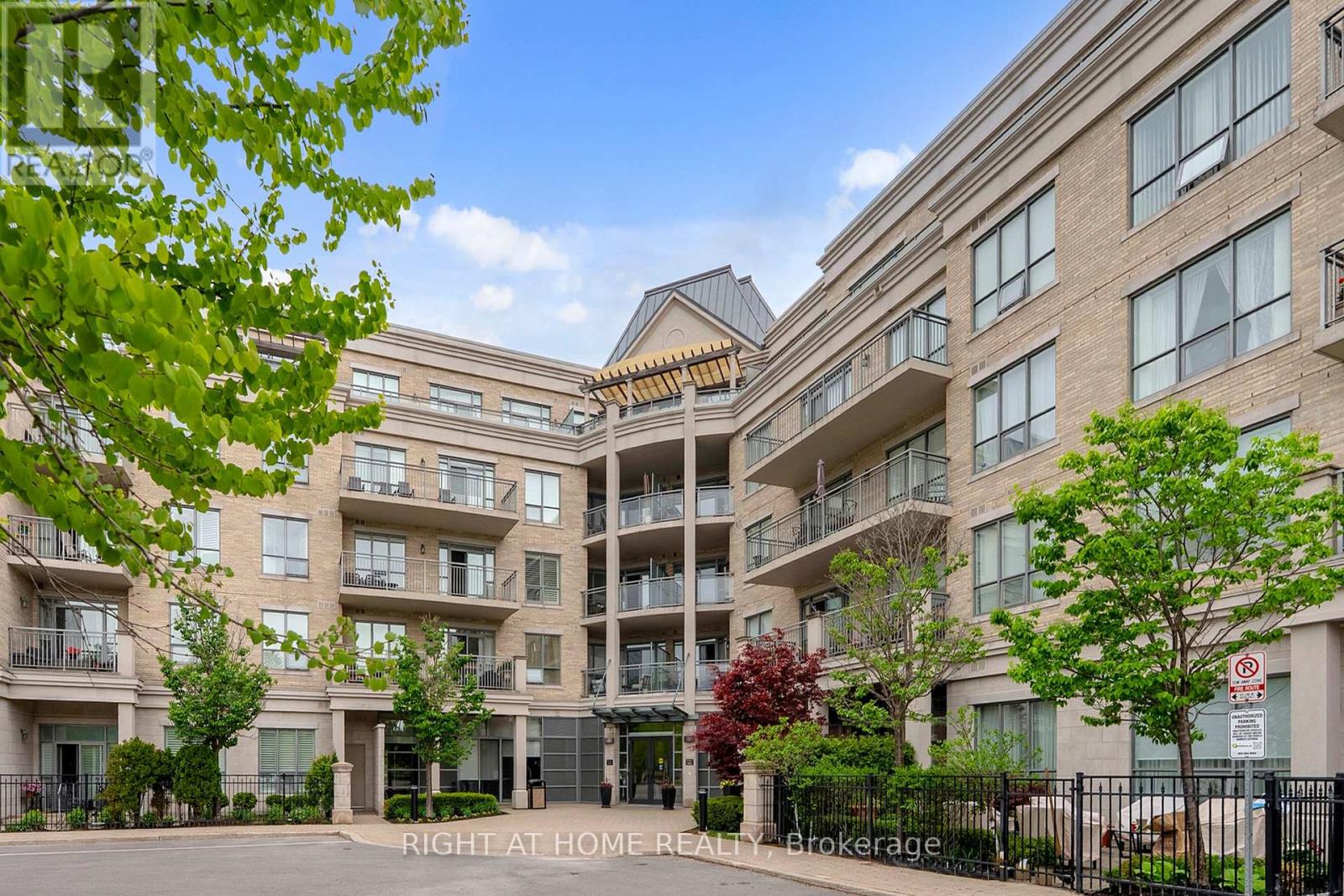 422 - 180 JOHN WEST WAY, Aurora, Ontario