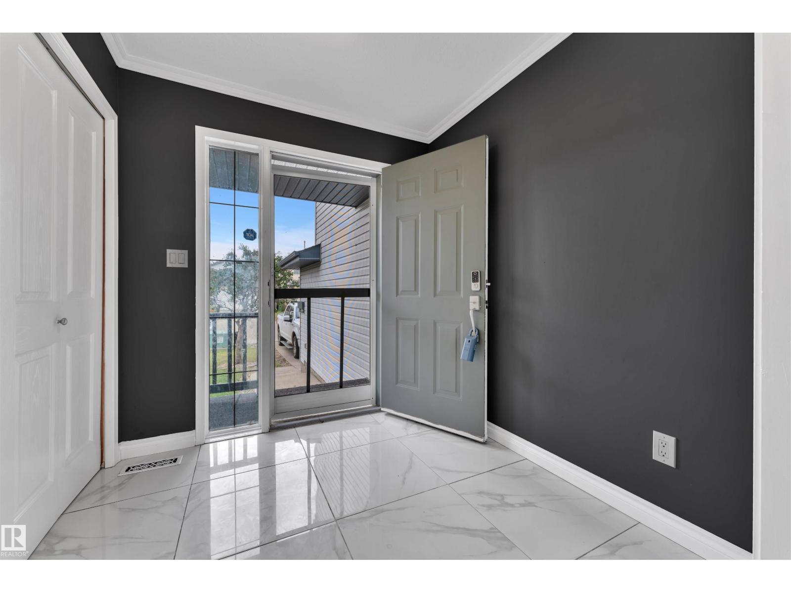 3323 26 Av Nw, Edmonton, Alberta  T6T 1P9 - Photo 3 - E4461774
