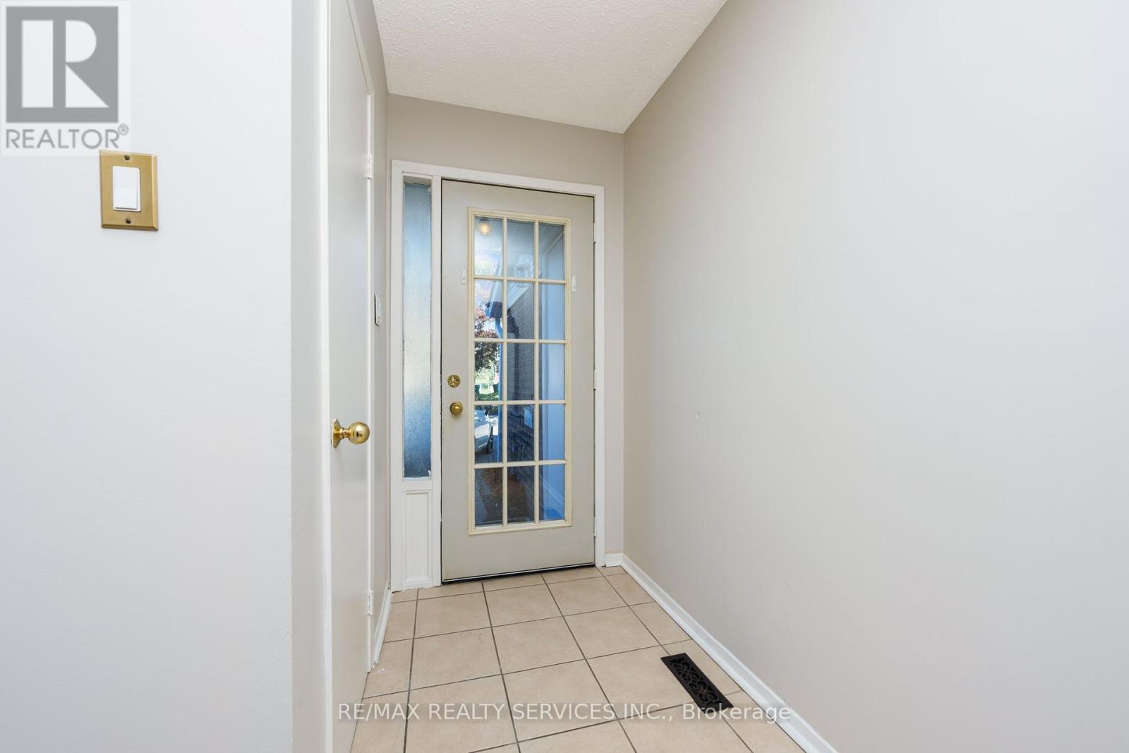 79 Royal Salisbury Way, Brampton, Ontario  L6V 3J3 - Photo 8 - W12456777