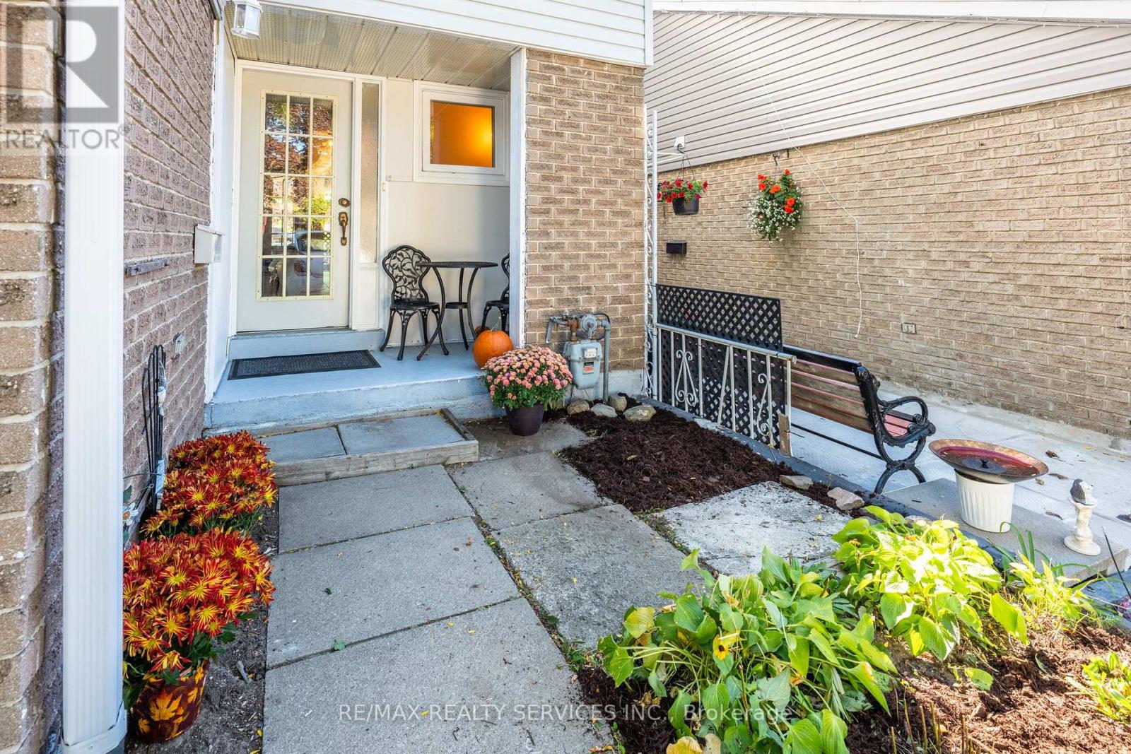 79 Royal Salisbury Way, Brampton, Ontario  L6V 3J3 - Photo 5 - W12456777