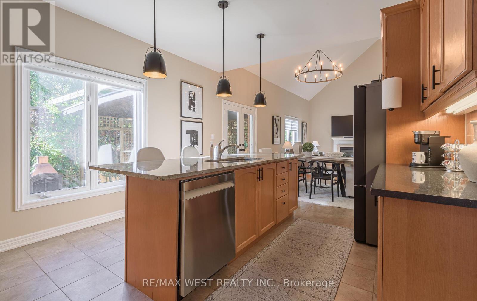 41 North Riverdale Drive, Caledon, Ontario  L7C 1L1 - Photo 14 - W12457825
