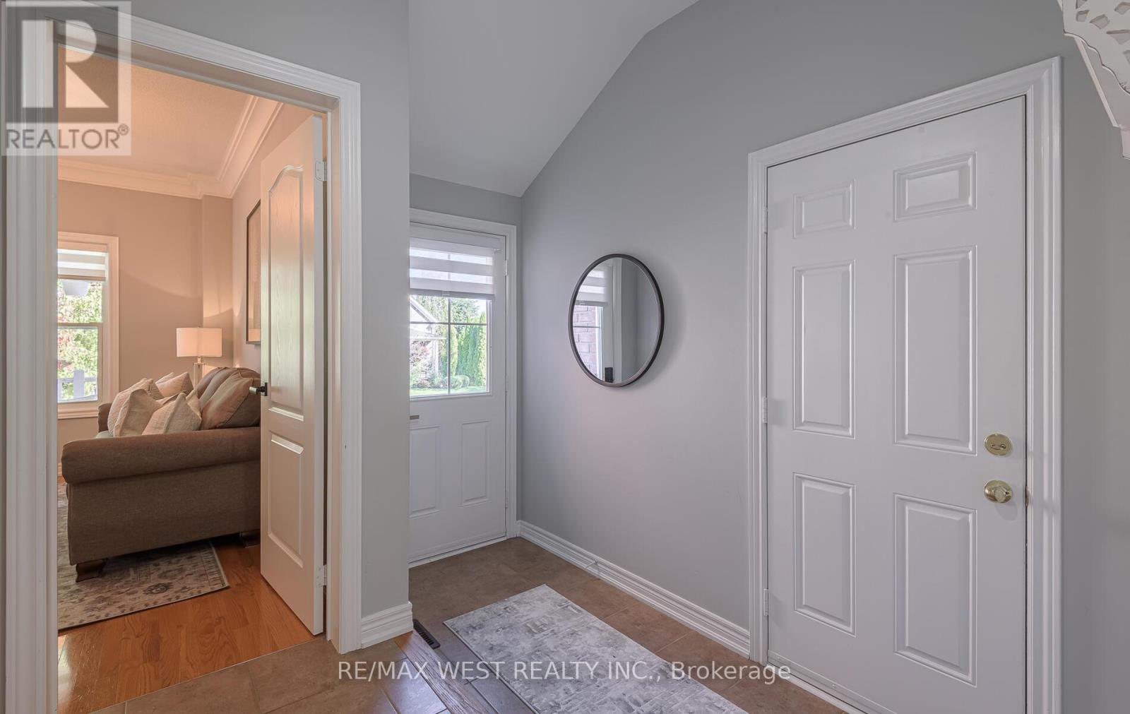 41 North Riverdale Drive, Caledon, Ontario  L7C 1L1 - Photo 15 - W12457825