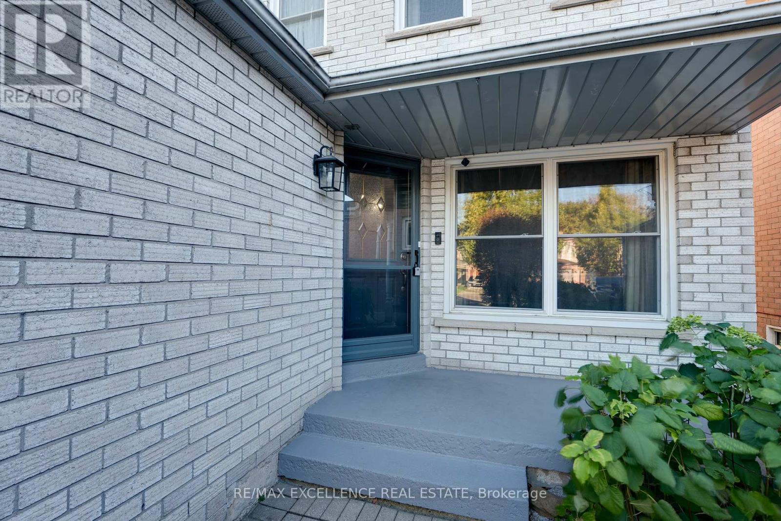 14 Nymark Place, Brampton, Ontario  L6S 5T6 - Photo 6 - W12457832
