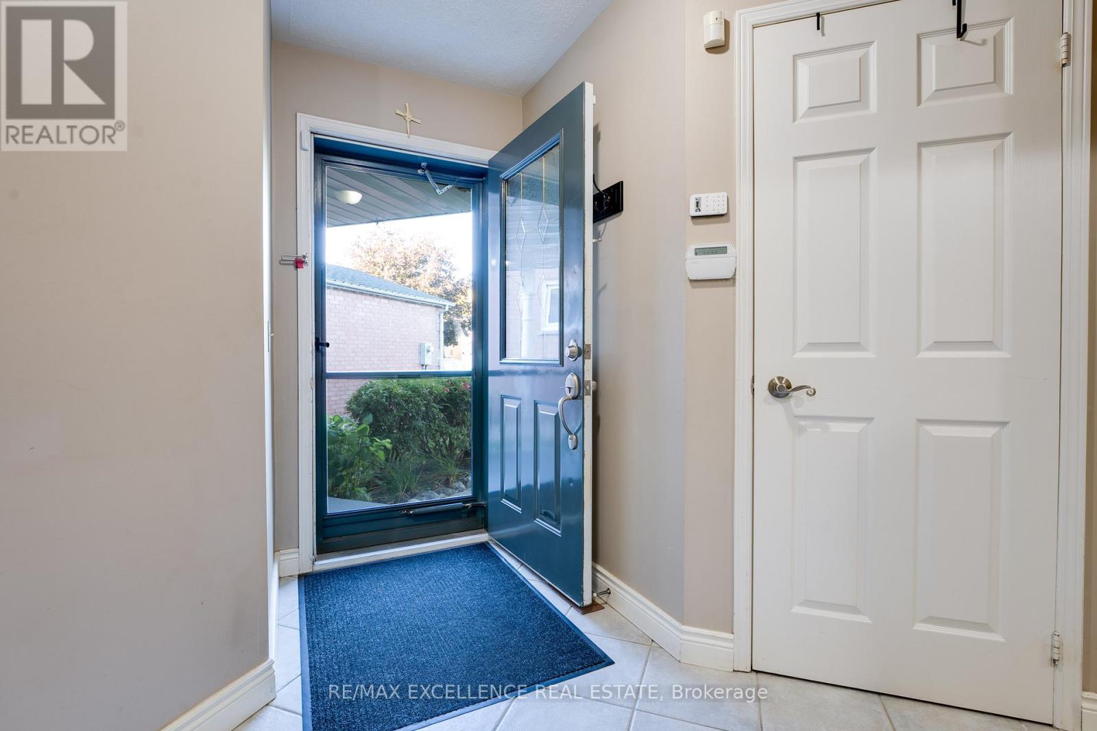 14 Nymark Place, Brampton, Ontario  L6S 5T6 - Photo 7 - W12457832