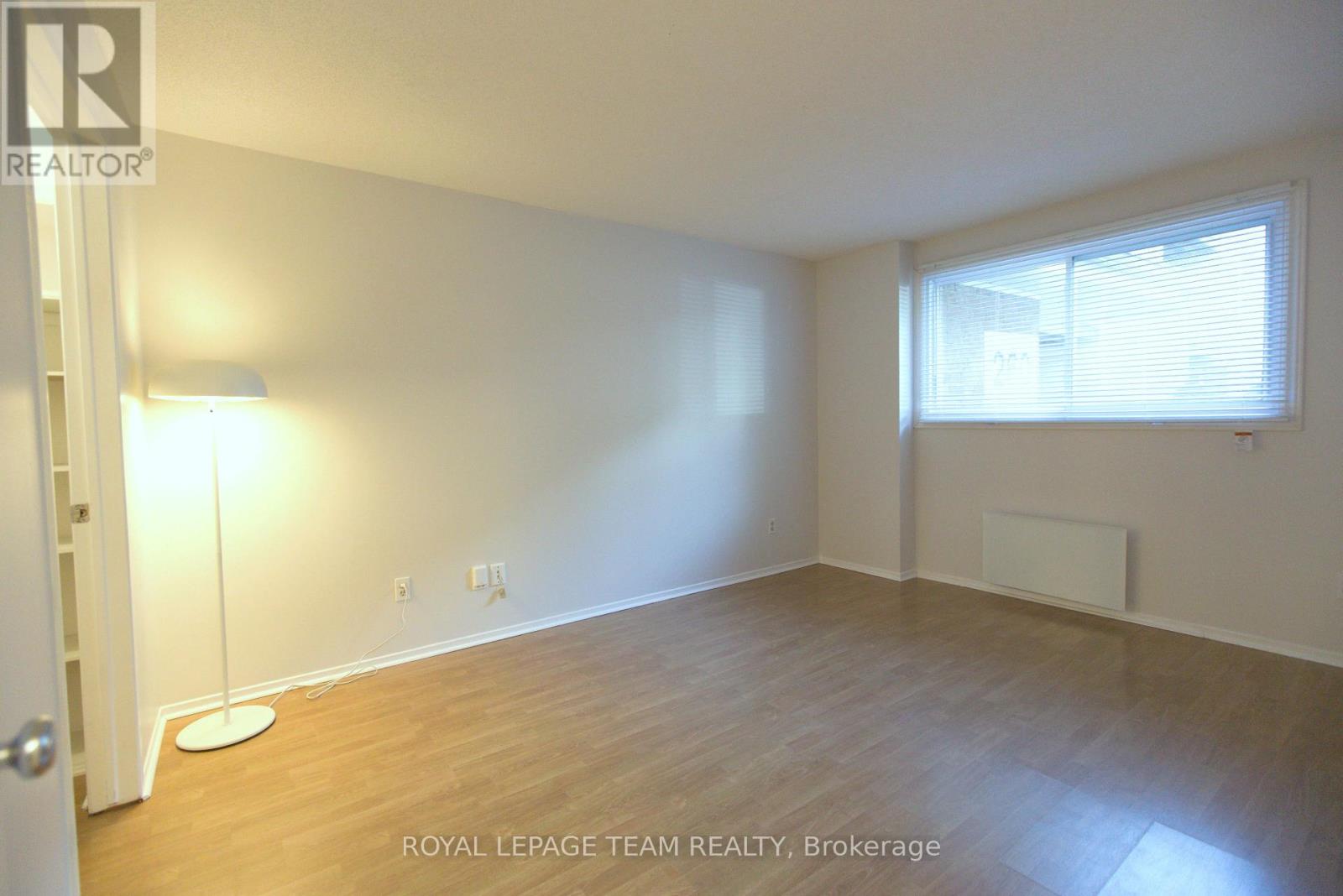 118 - 260 Brittany Drive, Ottawa, Ontario  K1K 4M2 - Photo 10 - X12457863