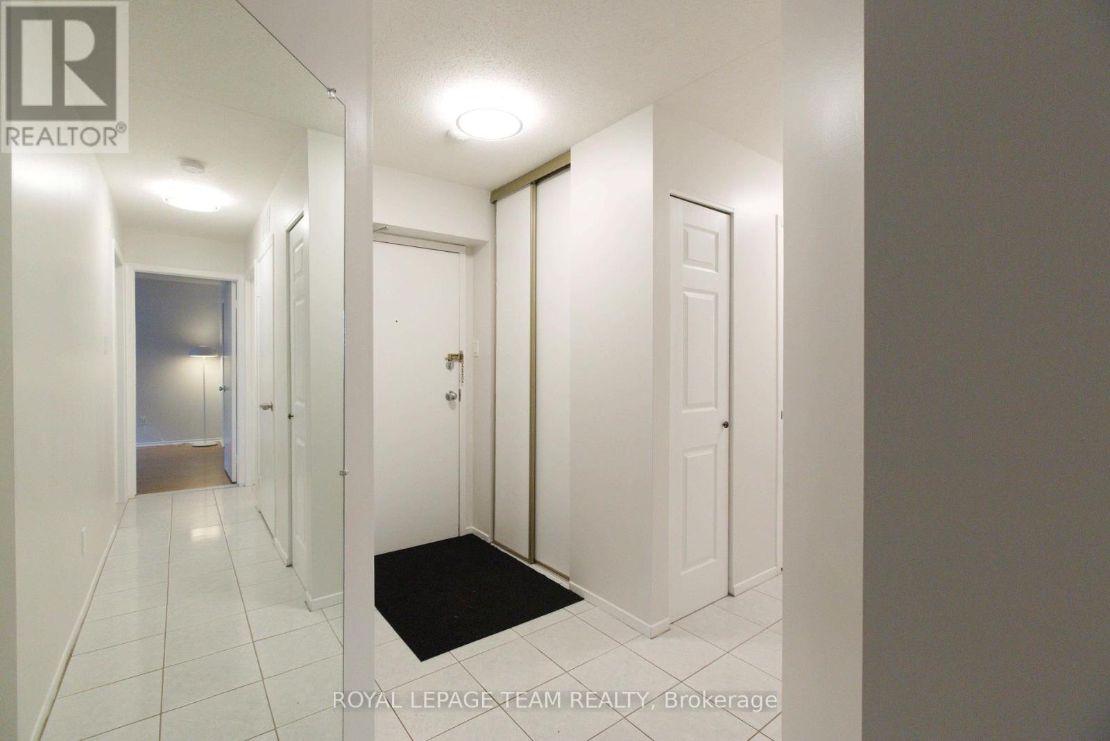 118 - 260 Brittany Drive, Ottawa, Ontario  K1K 4M2 - Photo 2 - X12457863