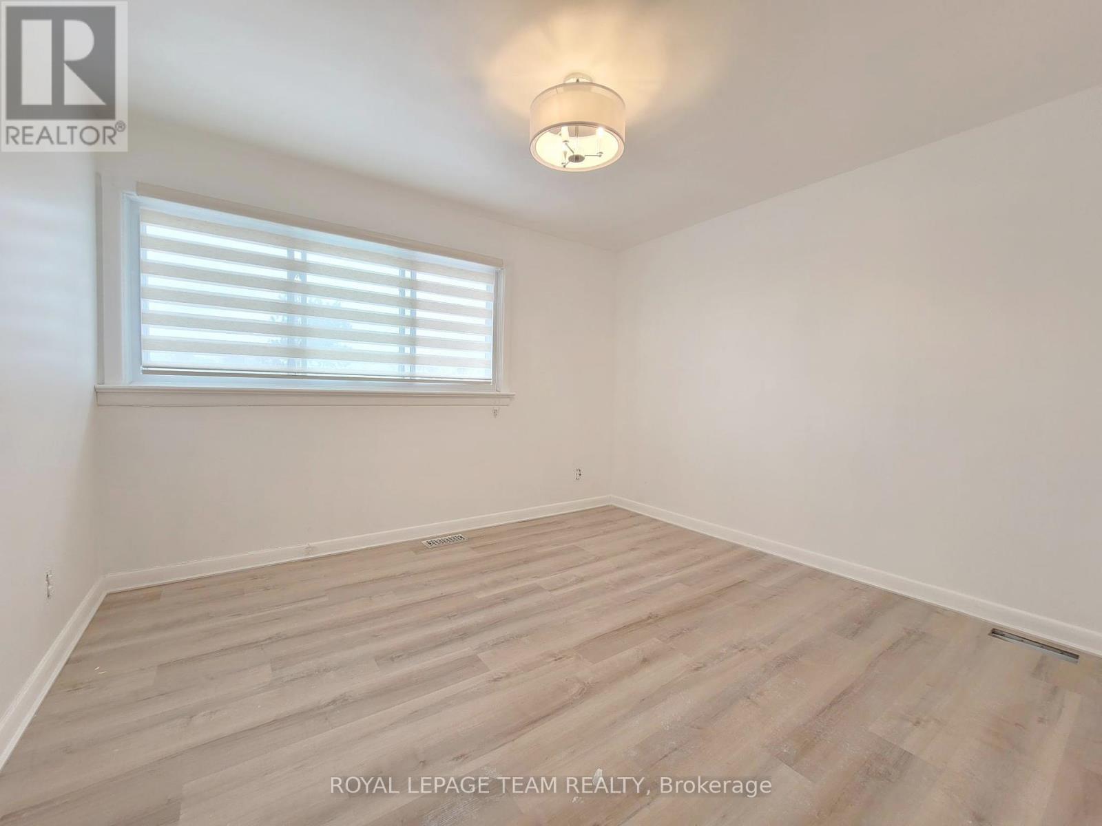 852 Cummings Avenue, Ottawa, Ontario  K1K 2L4 - Photo 12 - X12457865