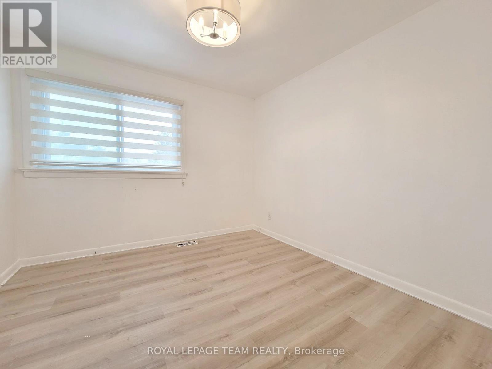 852 Cummings Avenue, Ottawa, Ontario  K1K 2L4 - Photo 16 - X12457865
