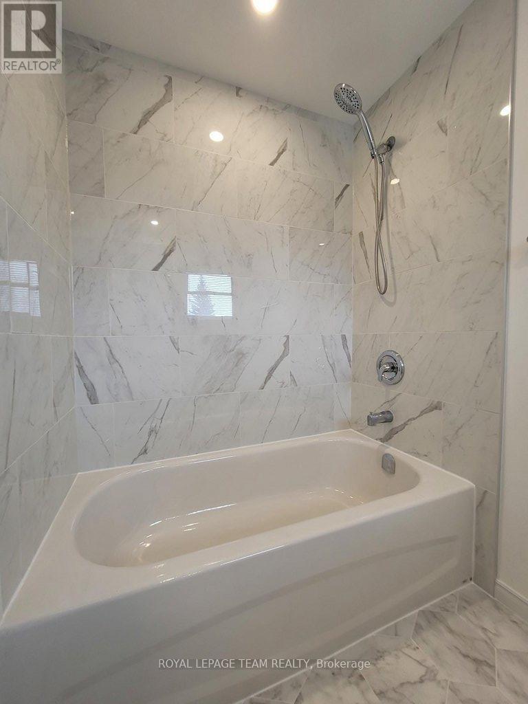 852 Cummings Avenue, Ottawa, Ontario  K1K 2L4 - Photo 18 - X12457865