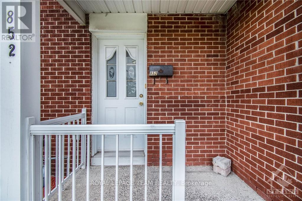 852 Cummings Avenue, Ottawa, Ontario  K1K 2L4 - Photo 3 - X12457865