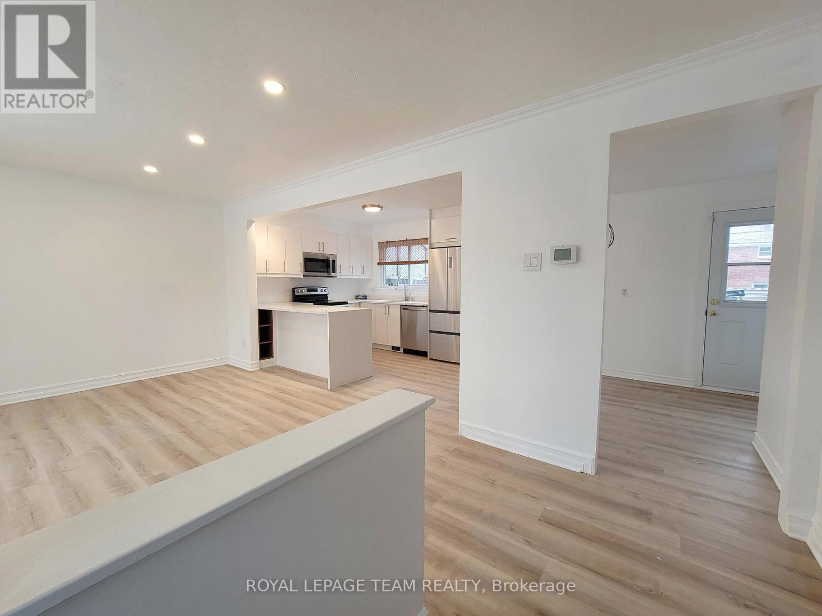 852 Cummings Avenue, Ottawa, Ontario  K1K 2L4 - Photo 4 - X12457865