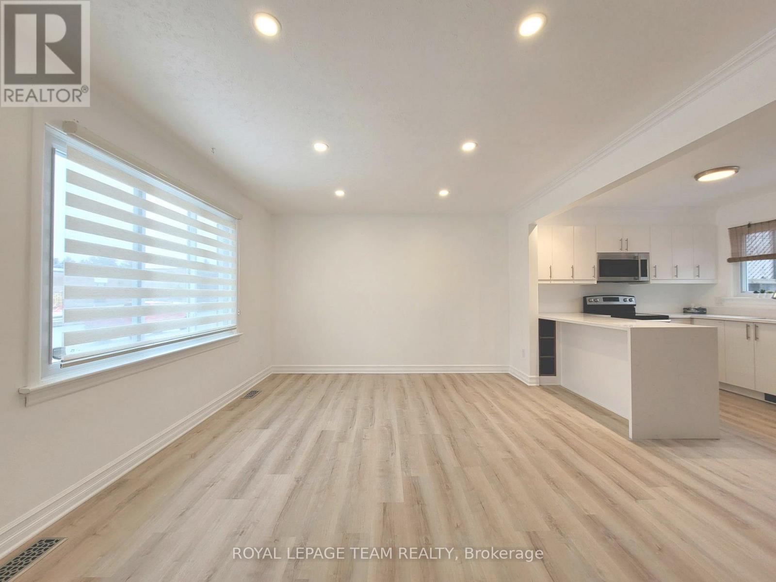 852 Cummings Avenue, Ottawa, Ontario  K1K 2L4 - Photo 5 - X12457865