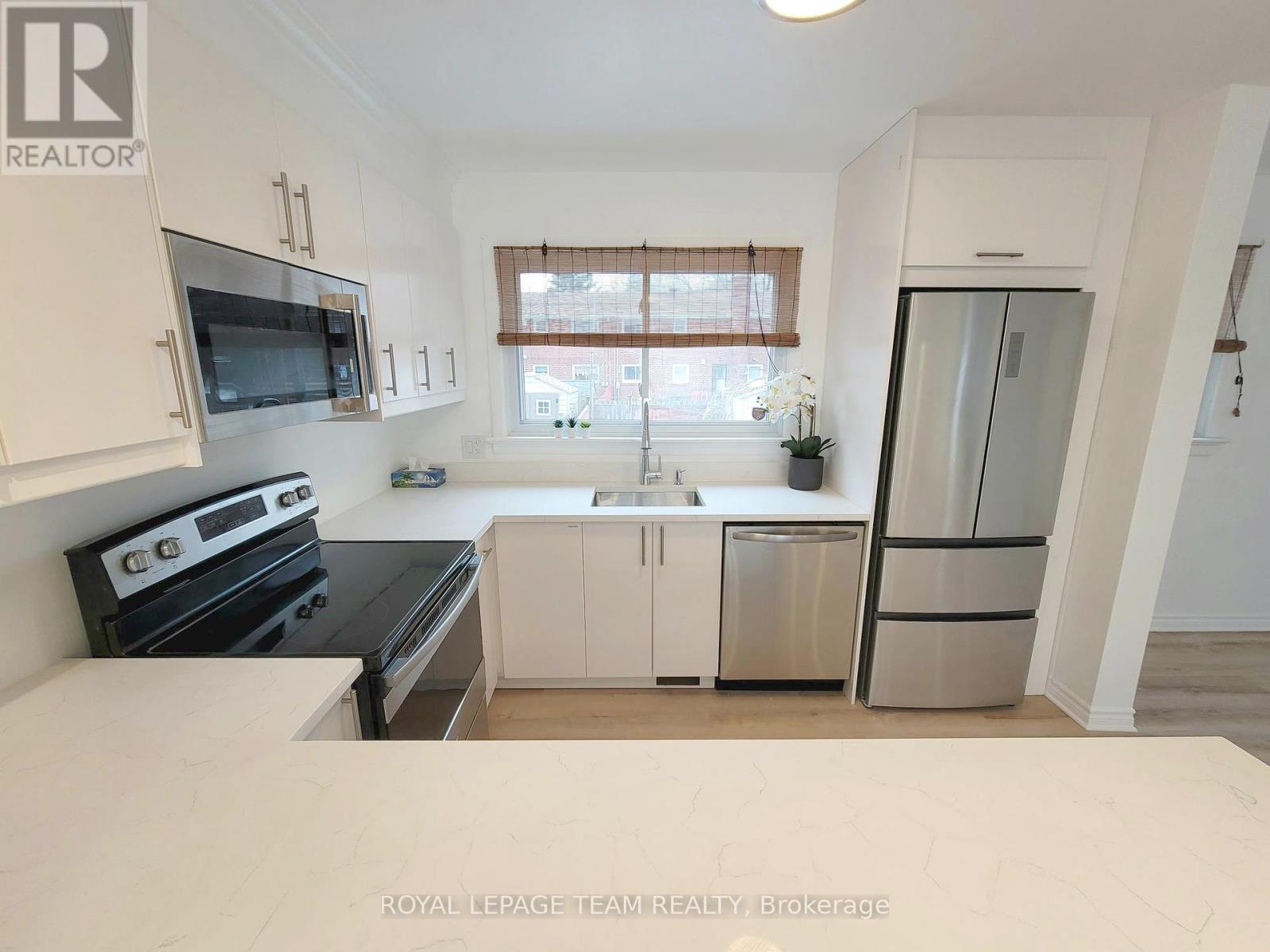 852 Cummings Avenue, Ottawa, Ontario  K1K 2L4 - Photo 7 - X12457865