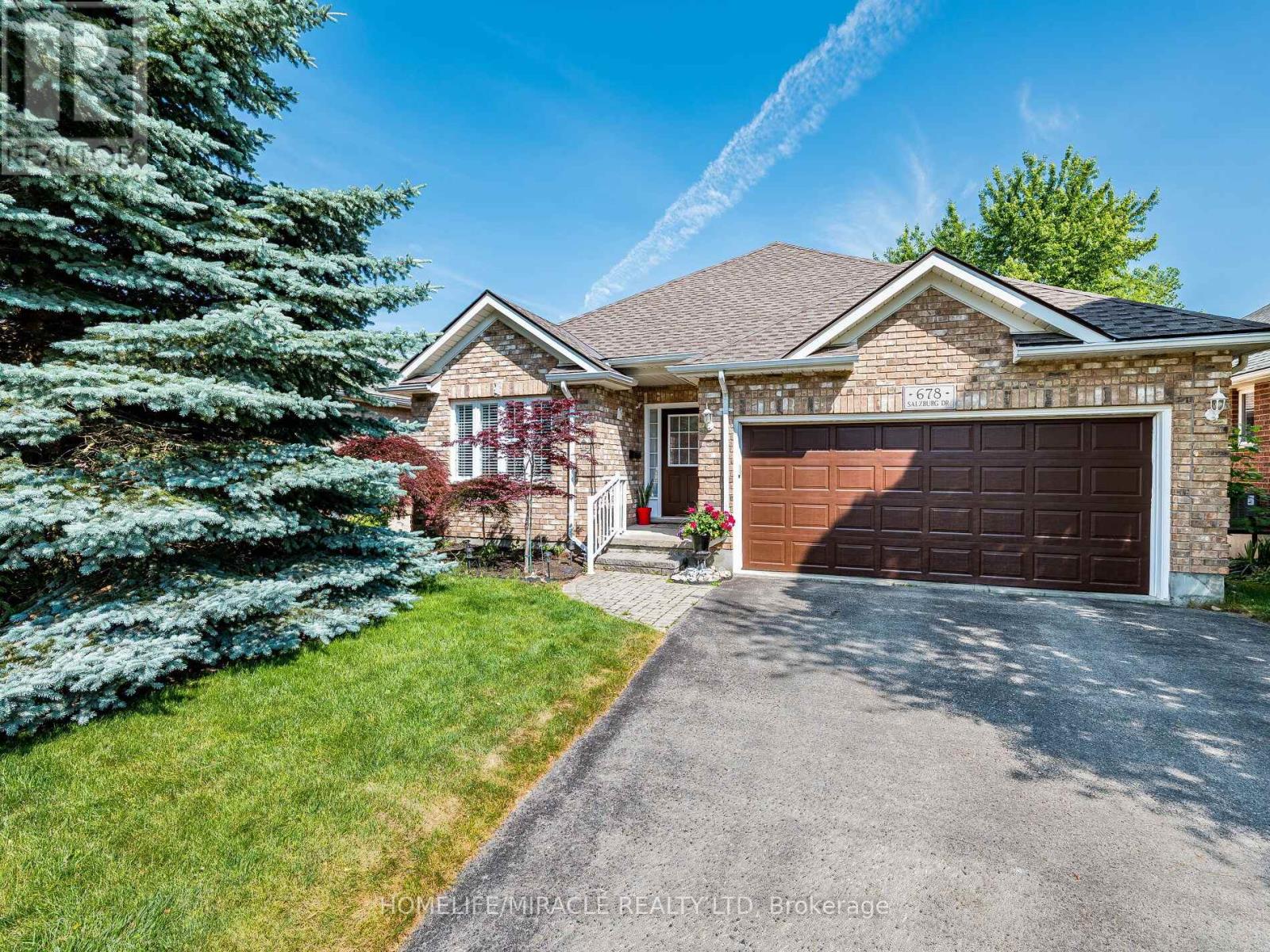 678 Salzburg Drive, Waterloo, Ontario  N2V 2N8 - Photo 2 - X12457682