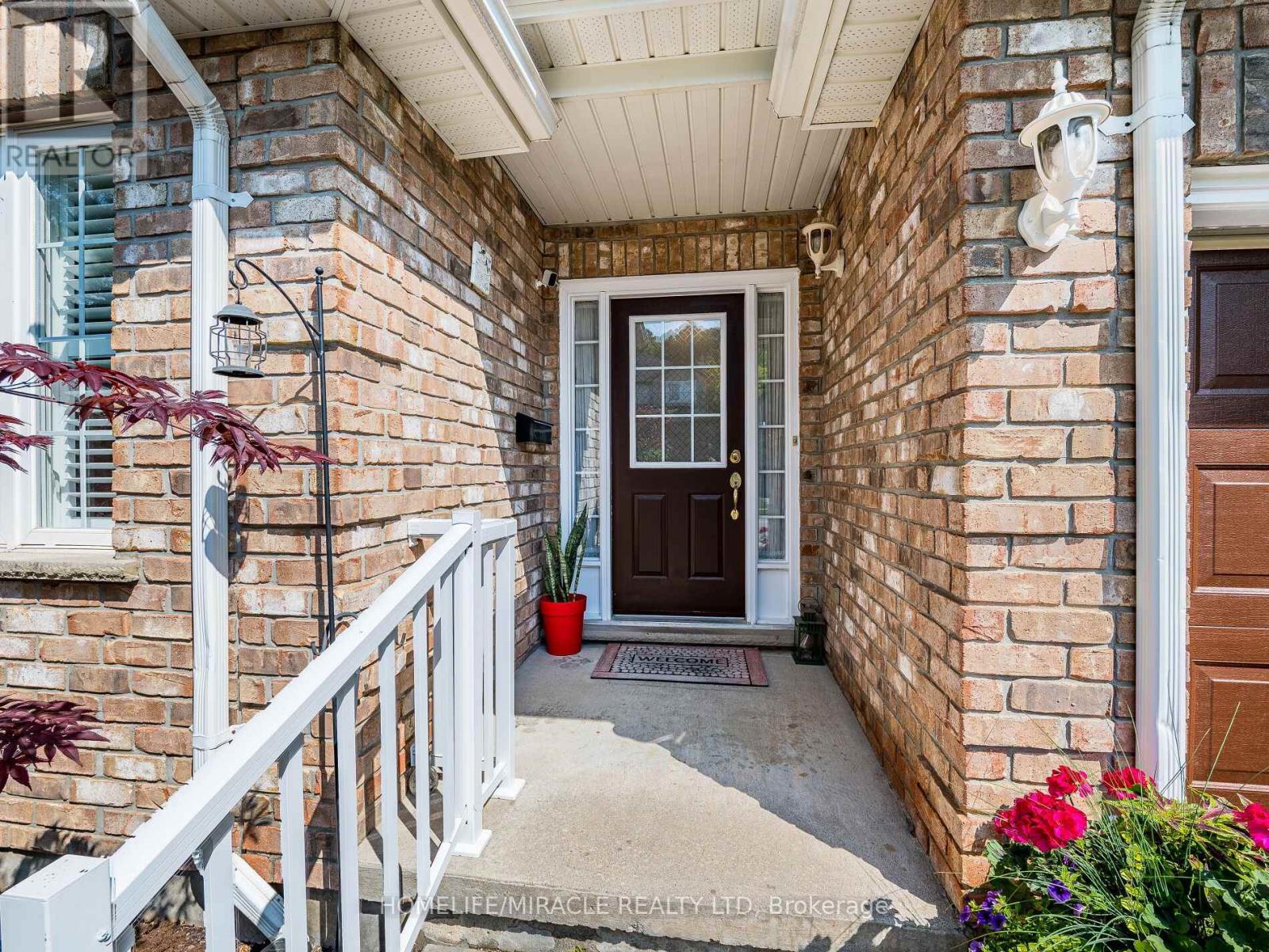 678 Salzburg Drive, Waterloo, Ontario  N2V 2N8 - Photo 3 - X12457682