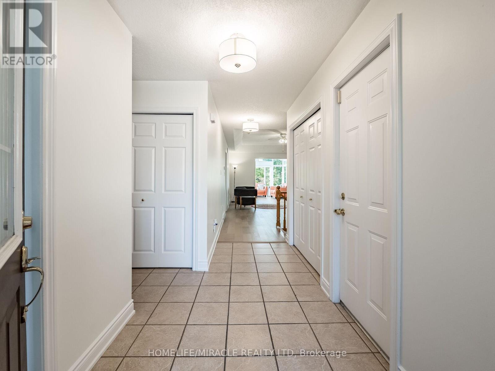 678 Salzburg Drive, Waterloo, Ontario  N2V 2N8 - Photo 4 - X12457682