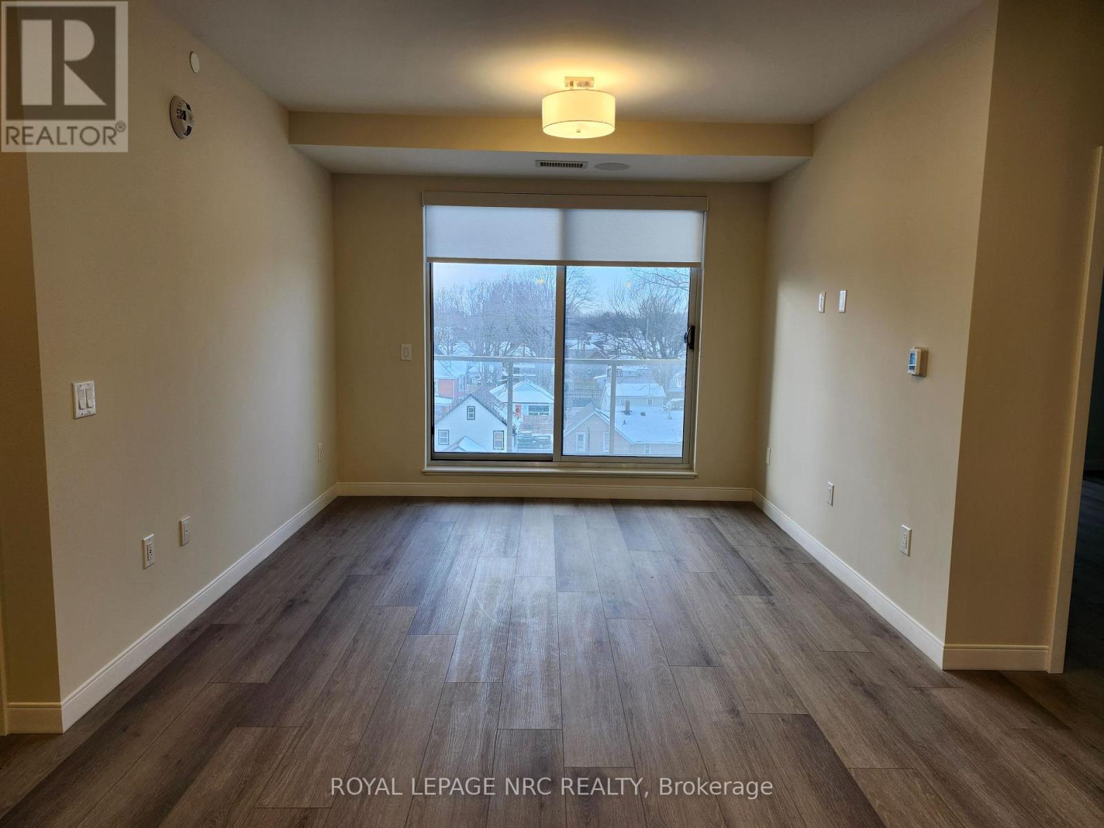 402 - 118 West Street, Port Colborne, Ontario  L3K 0B9 - Photo 3 - X12457849
