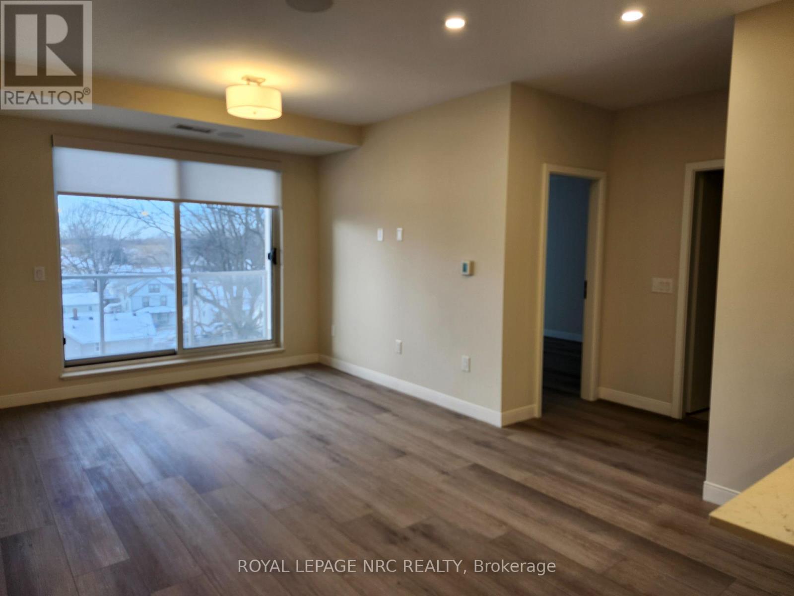 402 - 118 West Street, Port Colborne, Ontario  L3K 0B9 - Photo 5 - X12457849