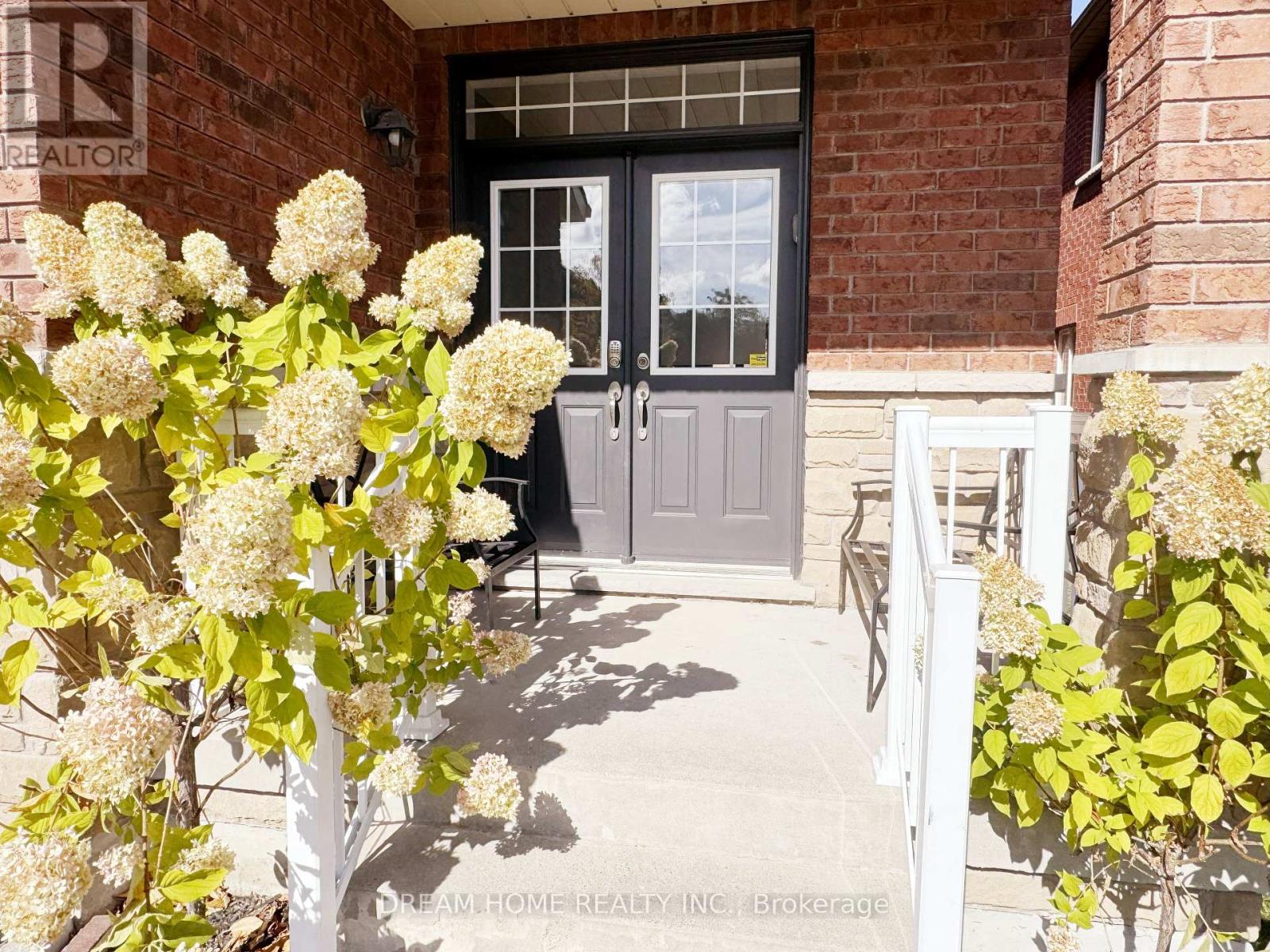 110 Autumn Hill Boulevard, Vaughan, Ontario  L4J 8Z1 - Photo 2 - N12457859