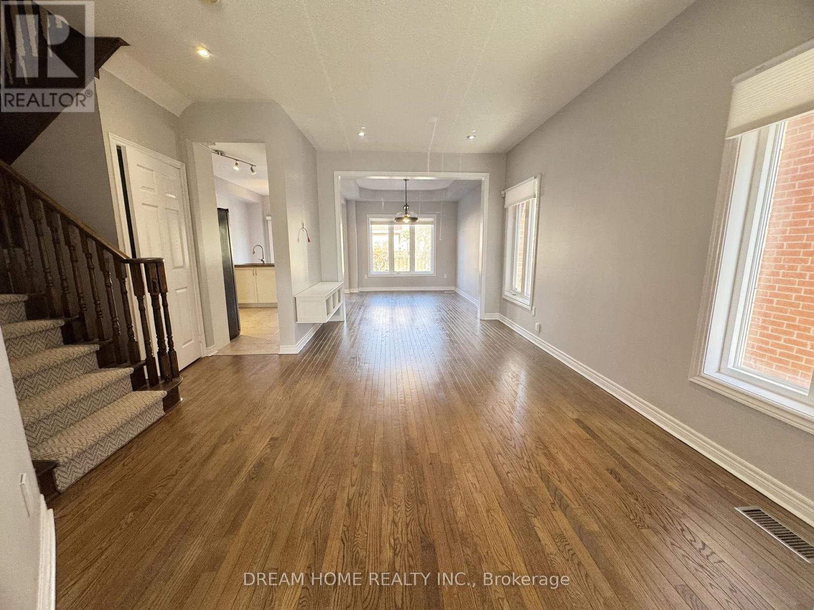 110 Autumn Hill Boulevard, Vaughan, Ontario  L4J 8Z1 - Photo 3 - N12457859