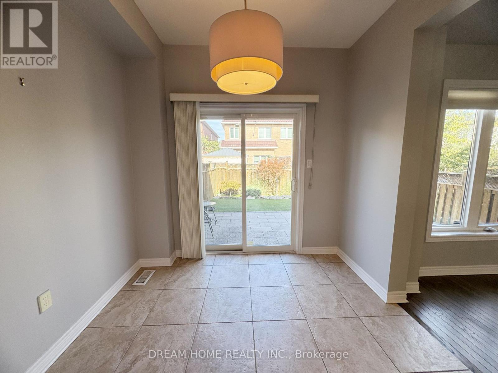 110 Autumn Hill Boulevard, Vaughan, Ontario  L4J 8Z1 - Photo 7 - N12457859