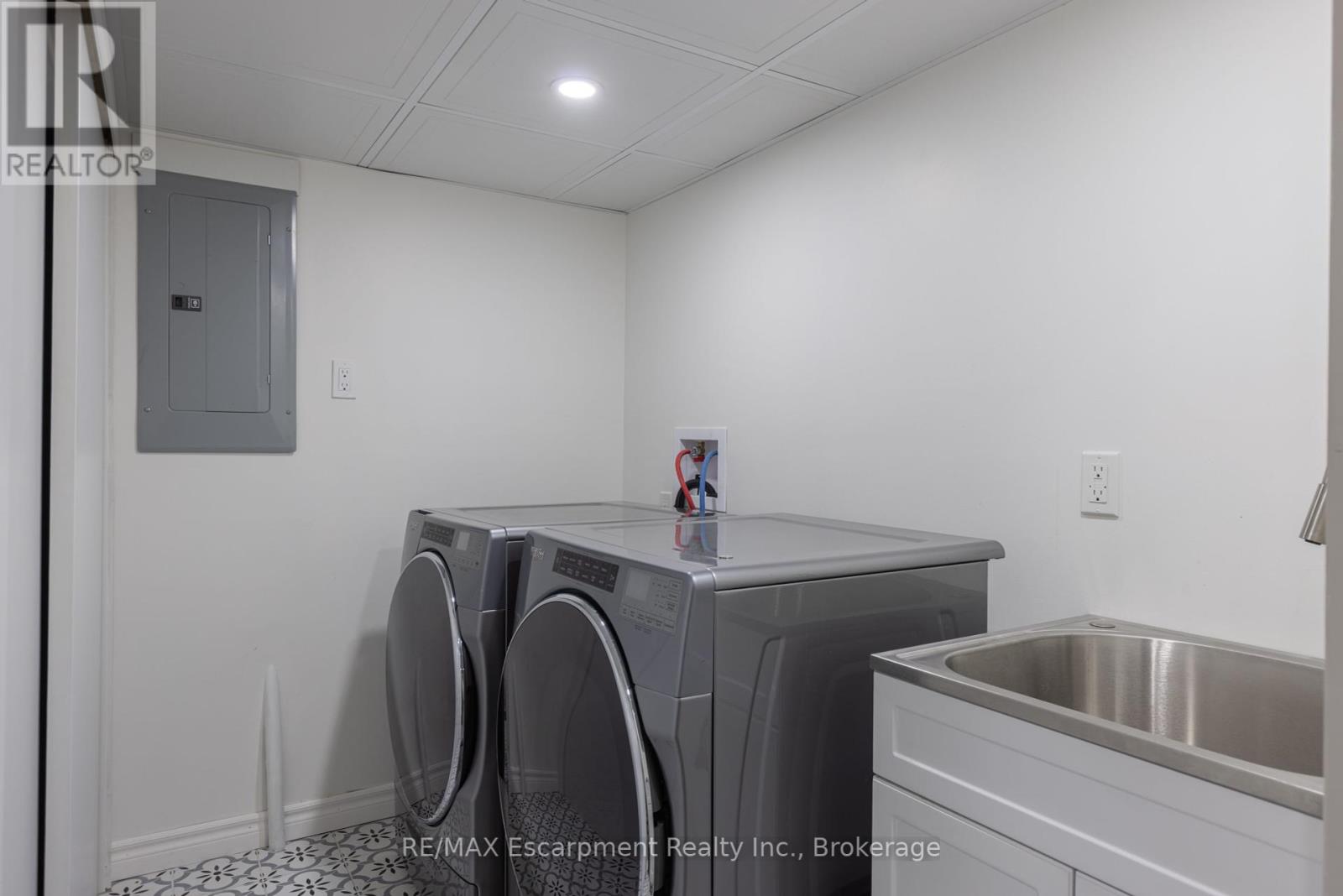 65 Fairwood Place, Burlington, Ontario  L7T 1E4 - Photo 22 - W12457882
