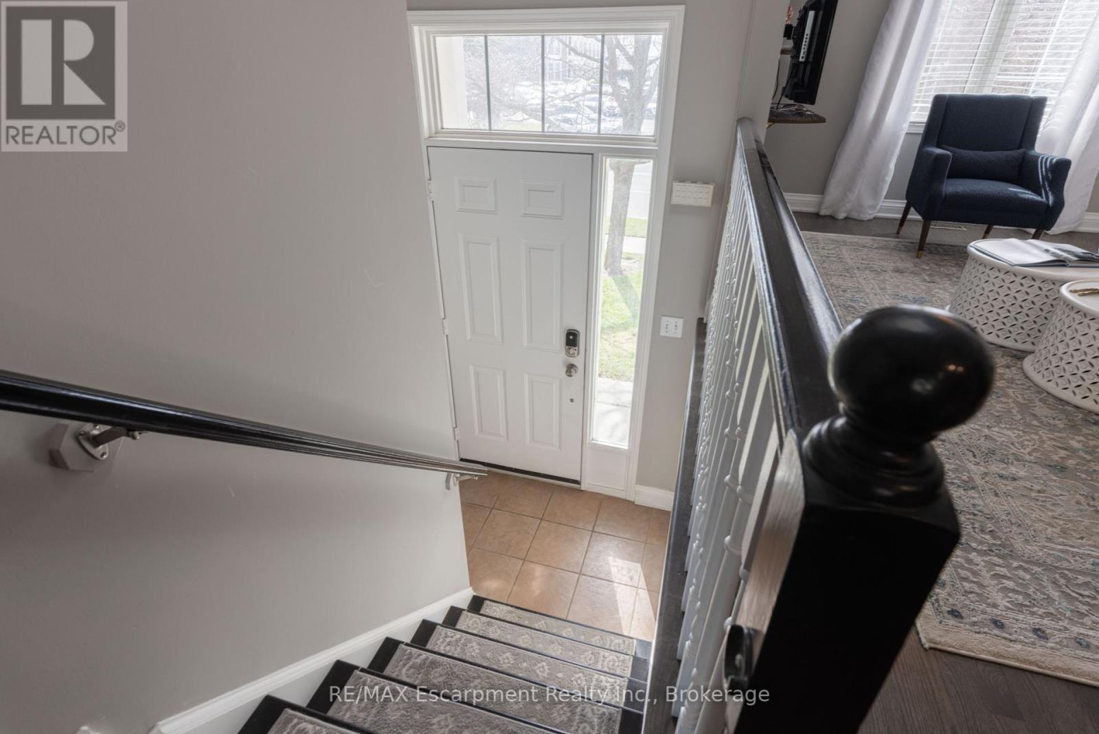 65 Fairwood Place, Burlington, Ontario  L7T 1E4 - Photo 3 - W12457882