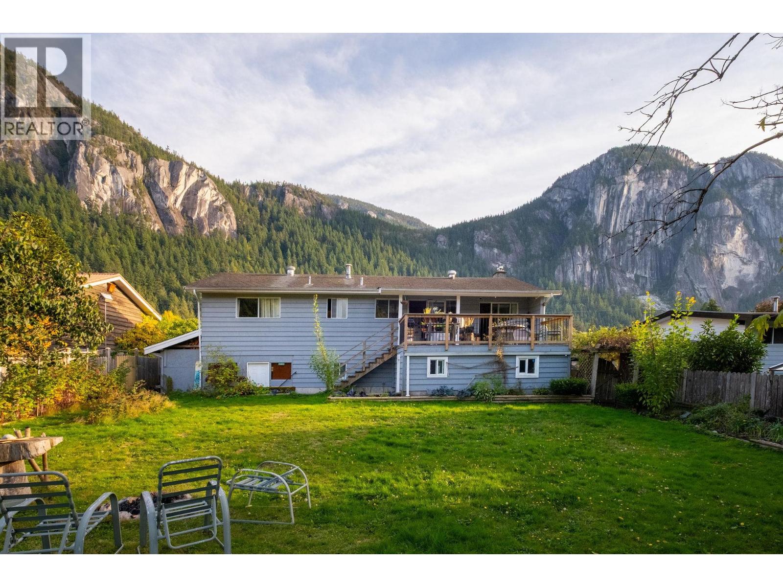 38159 HEMLOCK AVENUE, Squamish, British Columbia