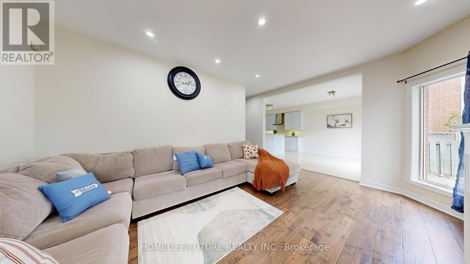 51 Estate Garden Drive, Richmond Hill, Ontario  L4E 3V5 - Photo 4 - N12457888