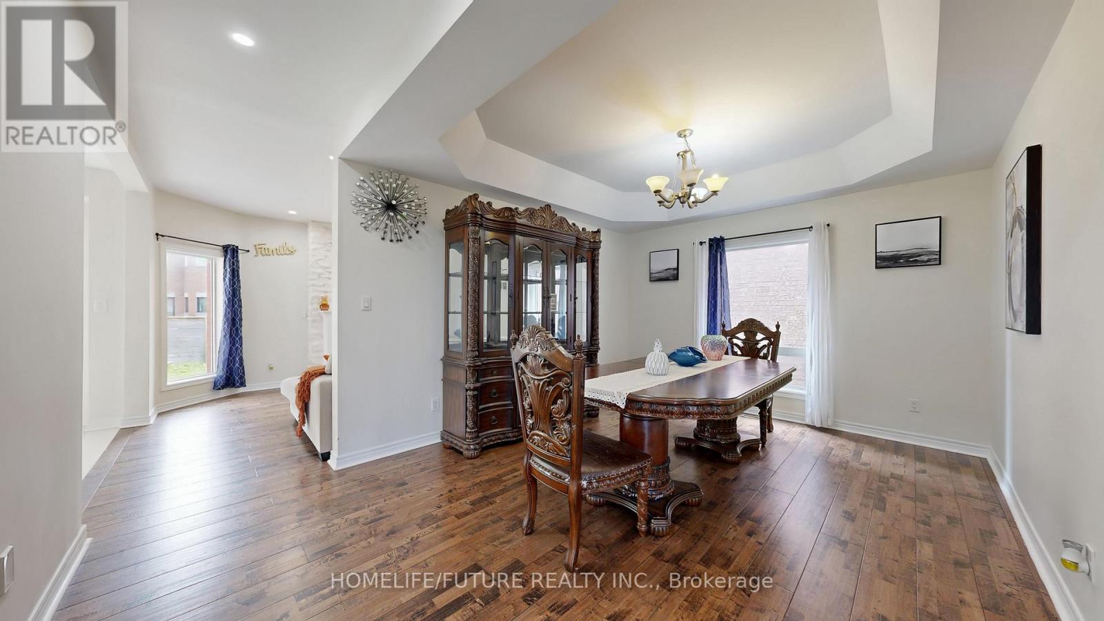 51 Estate Garden Drive, Richmond Hill, Ontario  L4E 3V5 - Photo 7 - N12457888