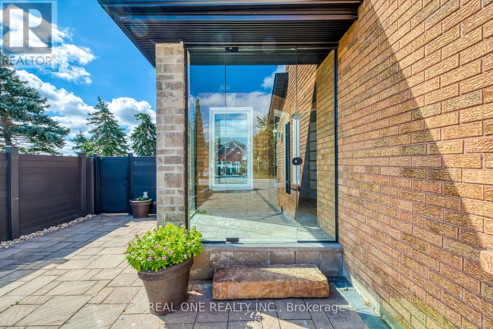 6150 Duford Drive, Mississauga, Ontario  L5V 1A6 - Photo 3 - W12457869