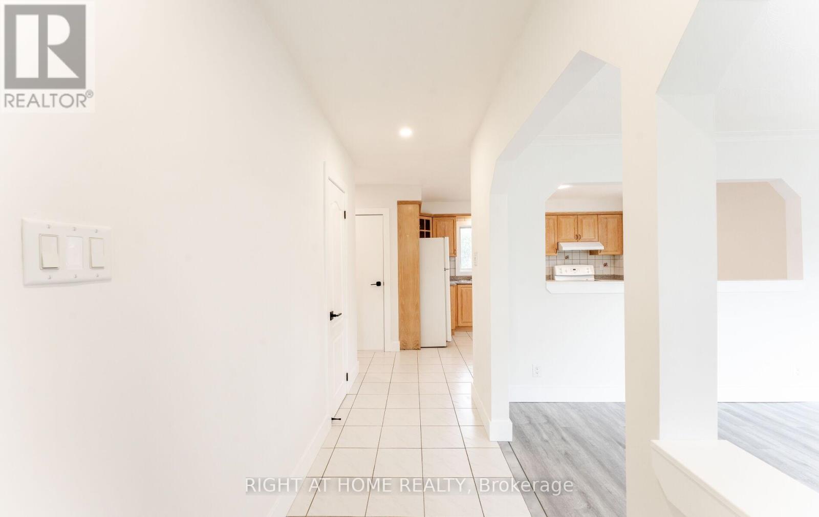 22 Pleasant Home Boulevard, Toronto, Ontario  M3M 2B5 - Photo 4 - W12457875