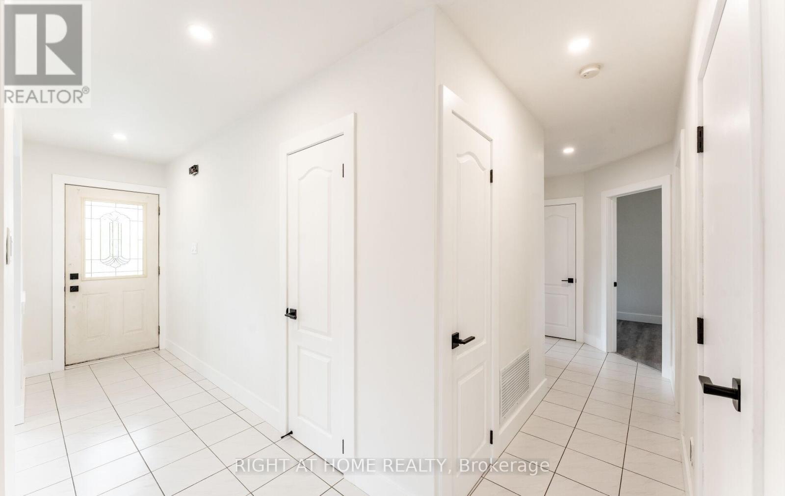 22 Pleasant Home Boulevard, Toronto, Ontario  M3M 2B5 - Photo 5 - W12457875