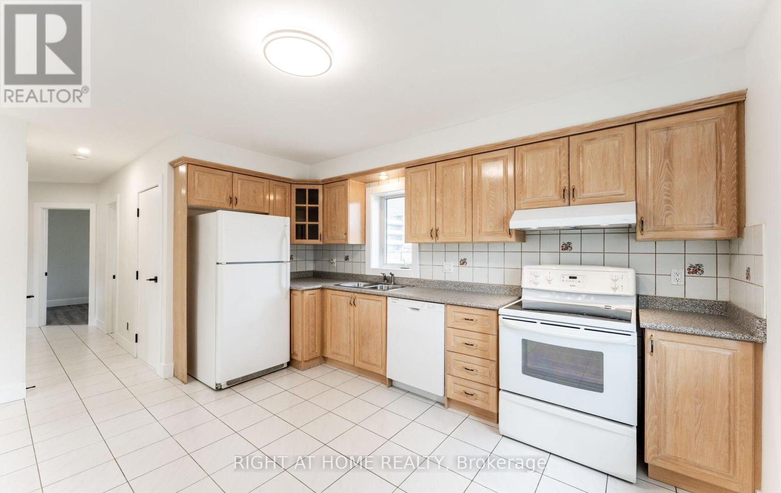 22 Pleasant Home Boulevard, Toronto, Ontario  M3M 2B5 - Photo 8 - W12457875