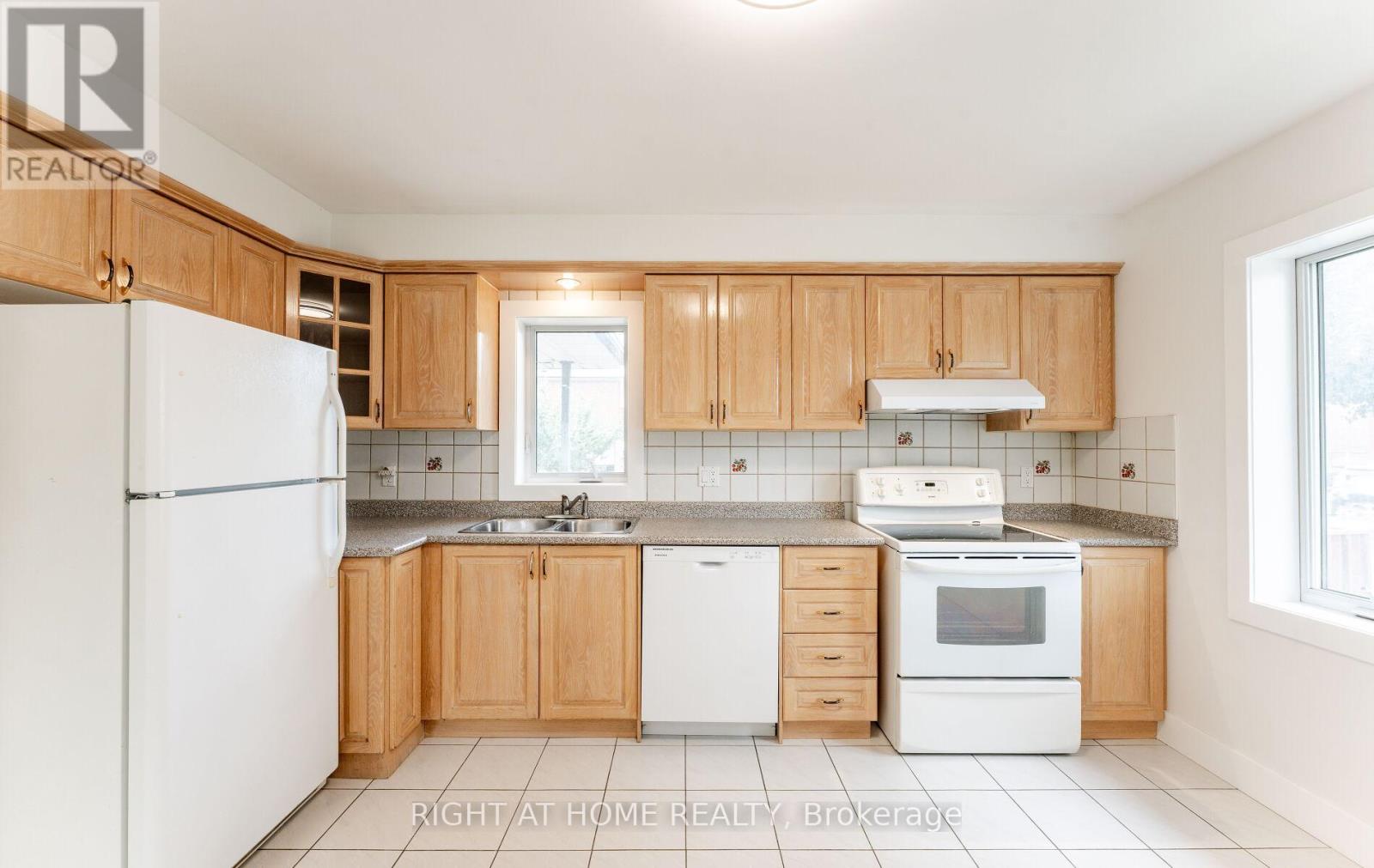 22 Pleasant Home Boulevard, Toronto, Ontario  M3M 2B5 - Photo 9 - W12457875