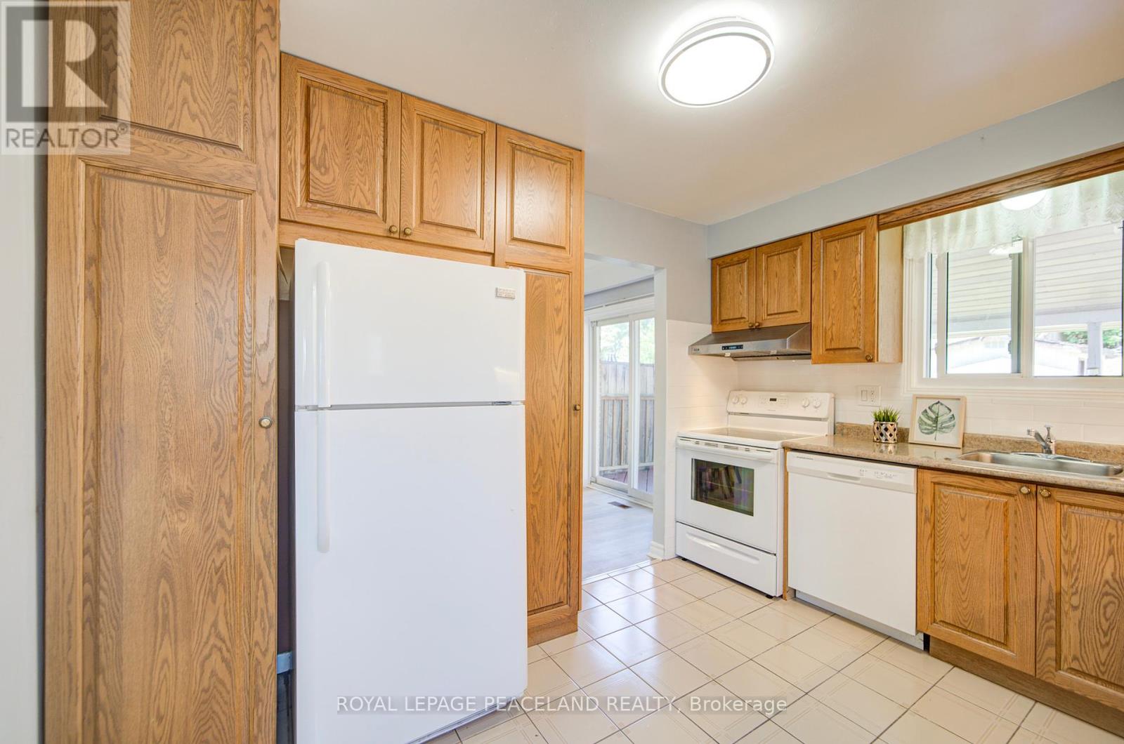 718 Eaglemount Crescent, Mississauga, Ontario  L5C 1N9 - Photo 18 - W12373874