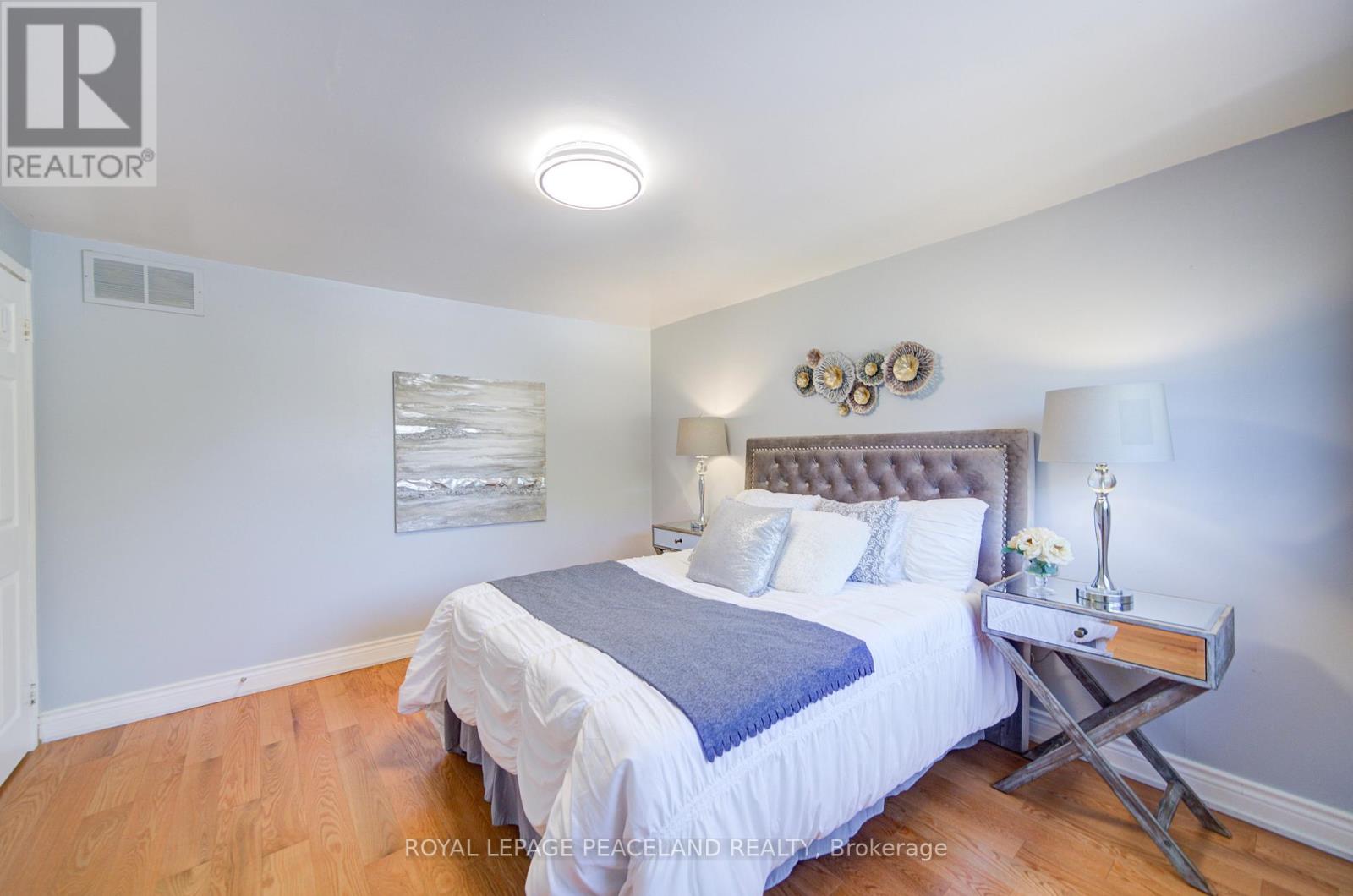 718 Eaglemount Crescent, Mississauga, Ontario  L5C 1N9 - Photo 32 - W12373874