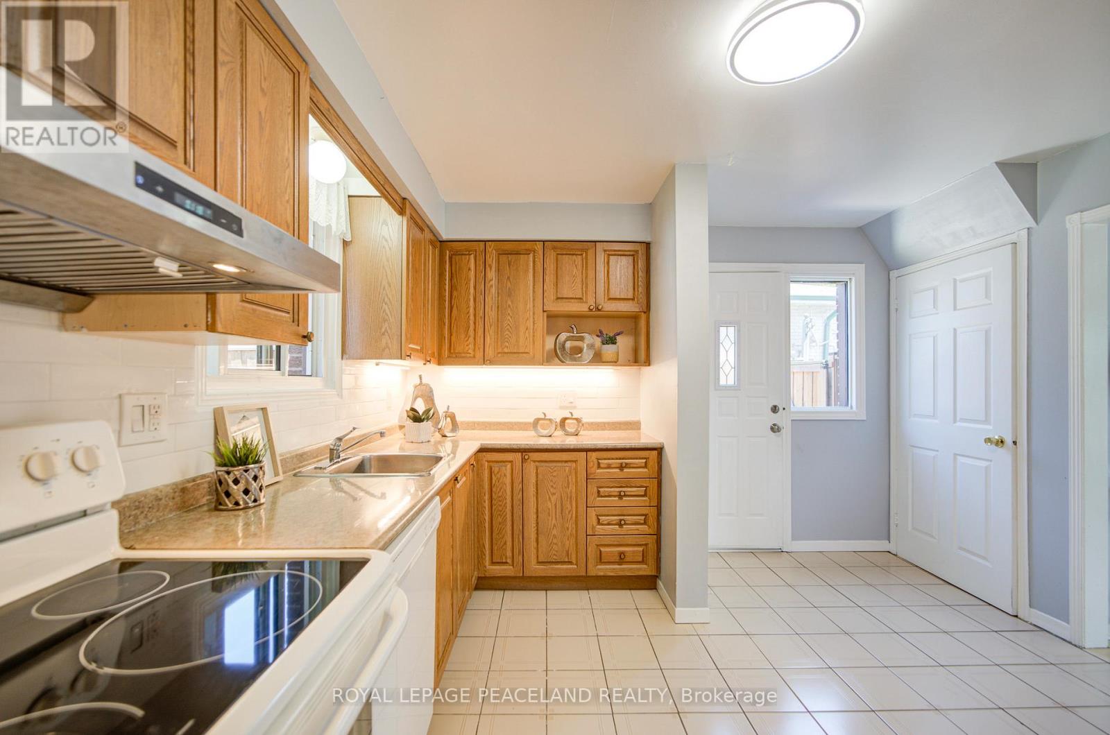 718 Eaglemount Crescent, Mississauga, Ontario  L5C 1N9 - Photo 20 - W12373874