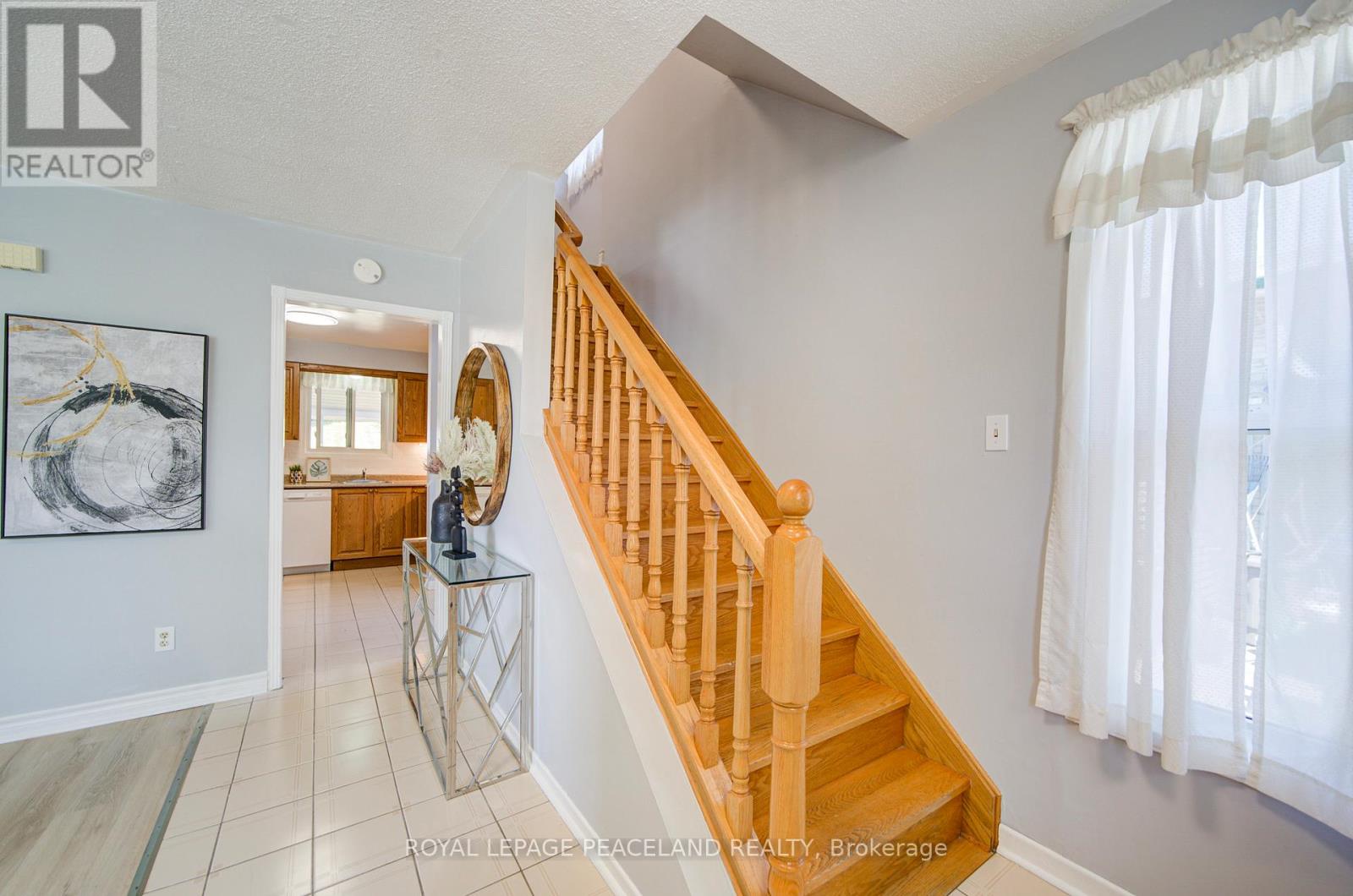 718 Eaglemount Crescent, Mississauga, Ontario  L5C 1N9 - Photo 9 - W12373874