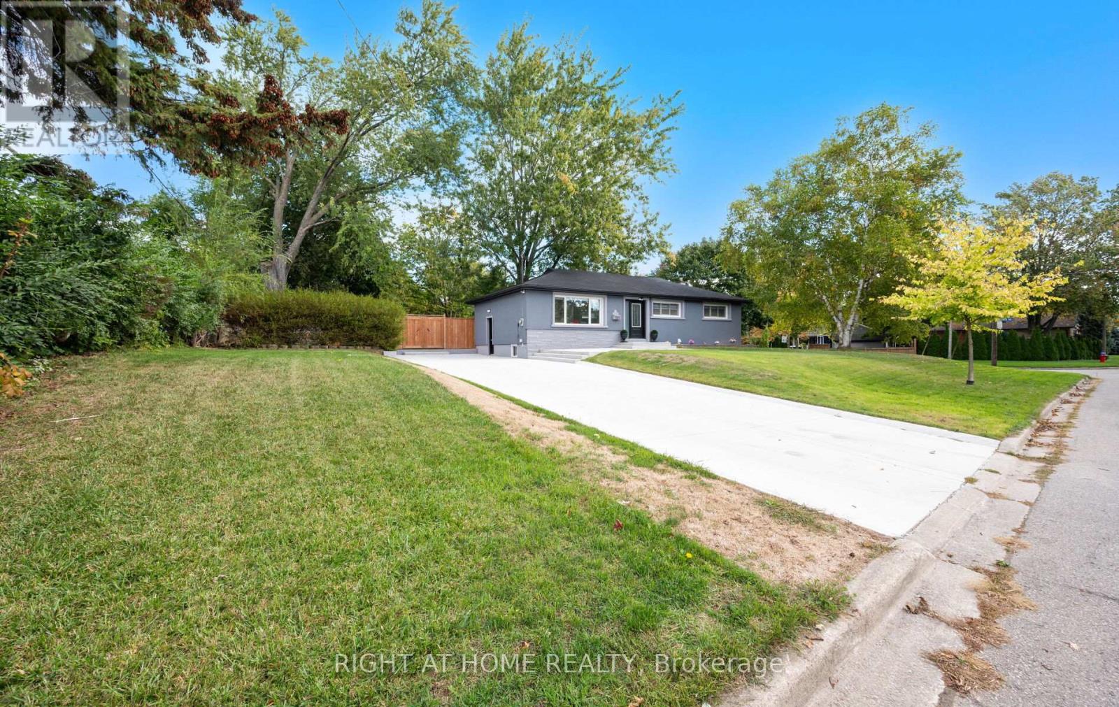 1395 Niels Avenue, Burlington, Ontario  L7P 2E6 - Photo 2 - W12457903