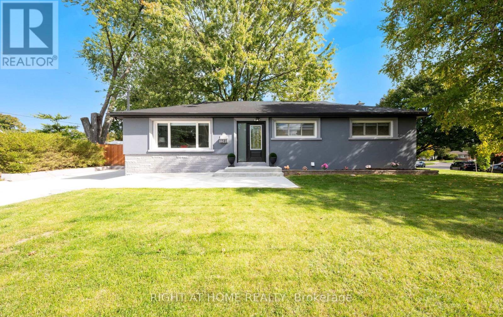 1395 Niels Avenue, Burlington, Ontario  L7P 2E6 - Photo 3 - W12457903
