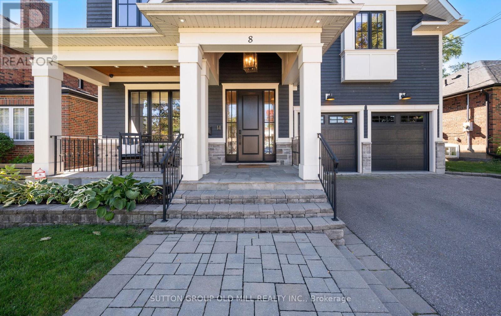 8 Cumberland Drive, Mississauga, Ontario  L5G 3M6 - Photo 2 - W12457908