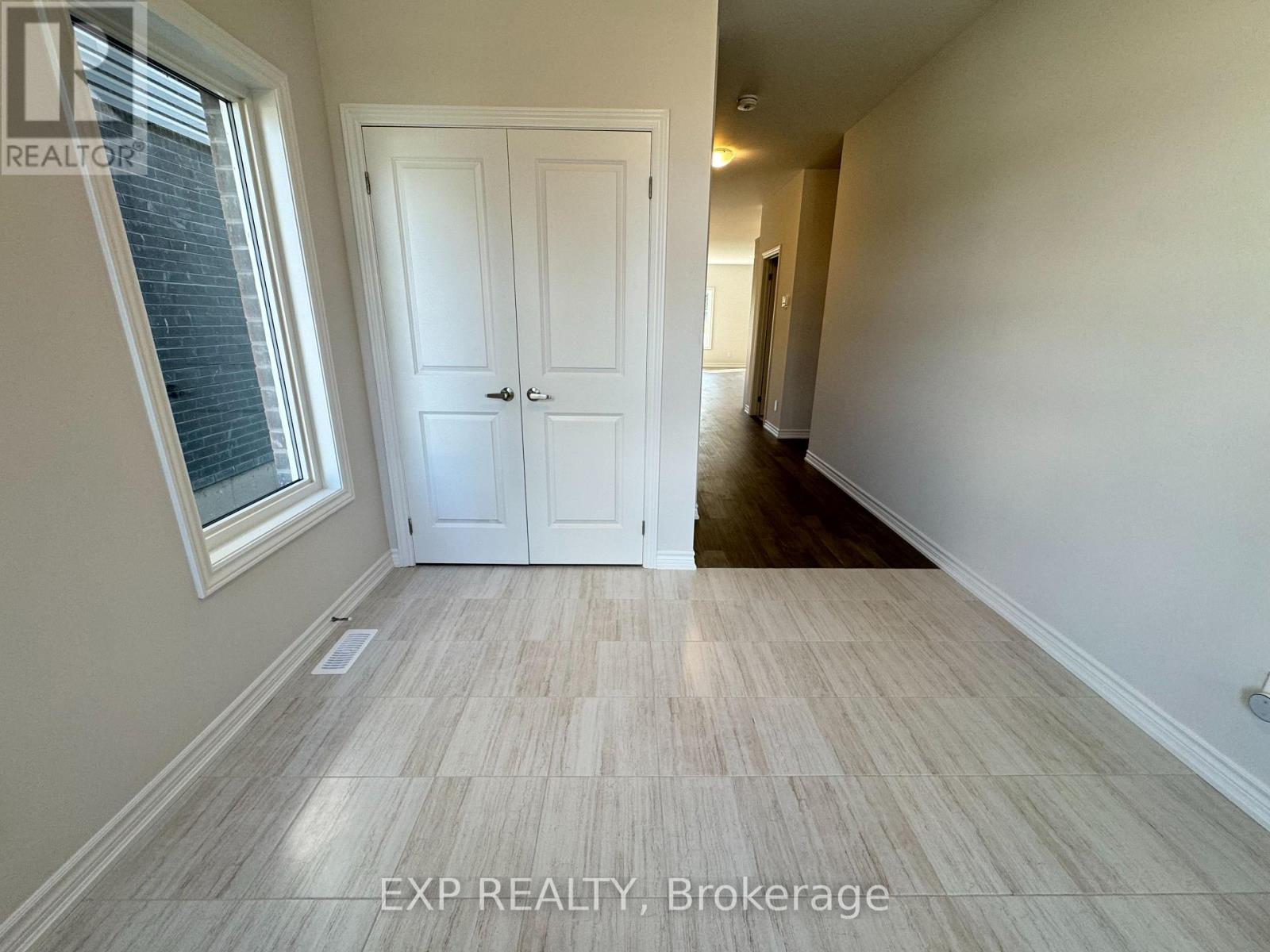 47 Laugher Ave Avenue, Welland, Ontario  L3B 0N6 - Photo 2 - X12457922