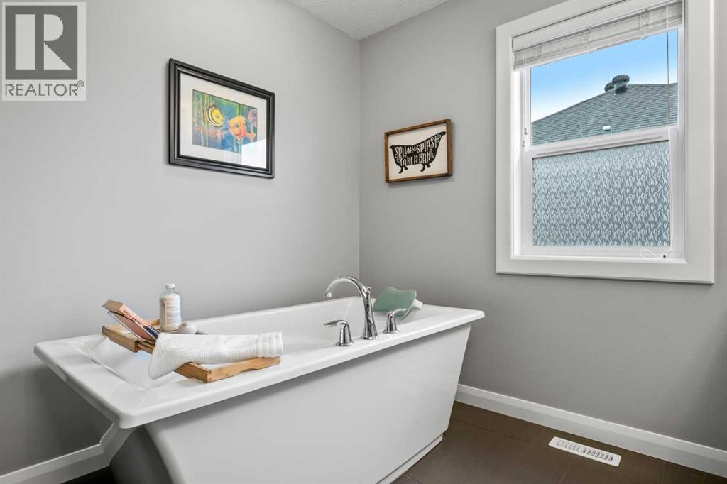 136 Kinniburgh Drive, Chestermere, Alberta  T1X 0T8 - Photo 30 - A2232363