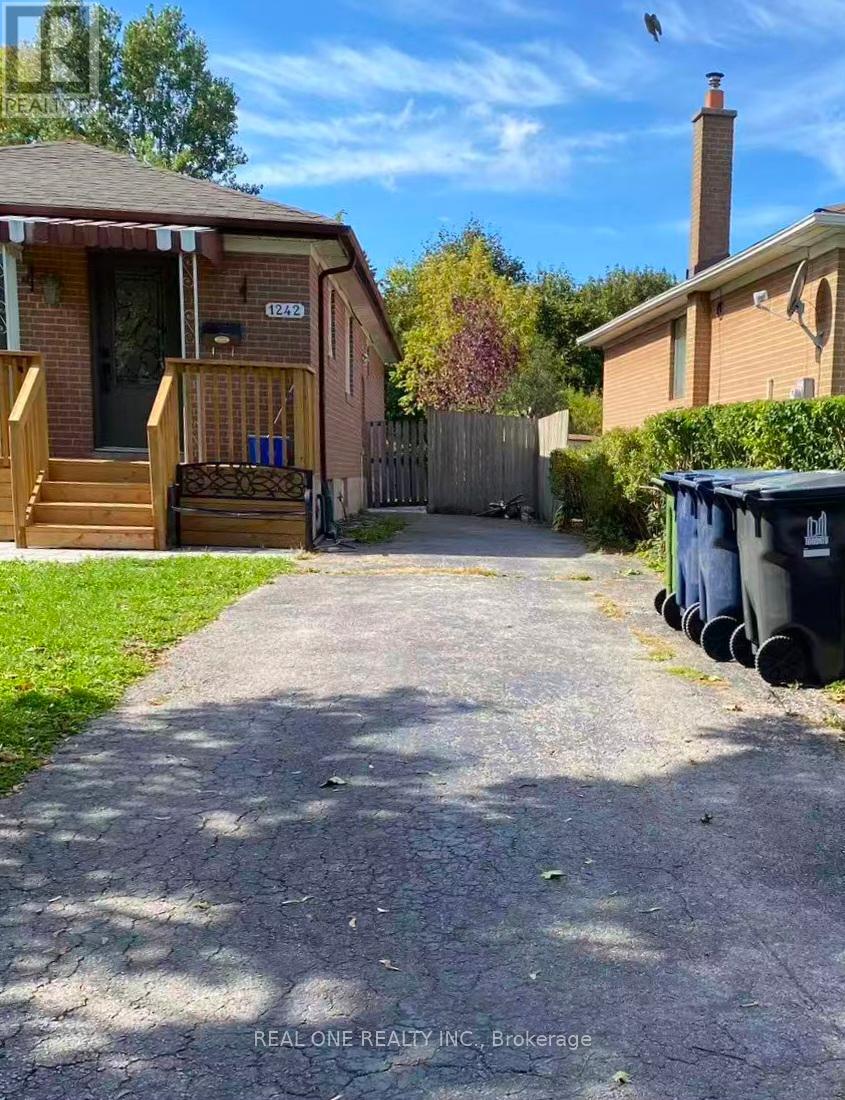 1242 Pharmacy Avenue, Toronto, Ontario  M1R 2H9 - Photo 20 - E12455844