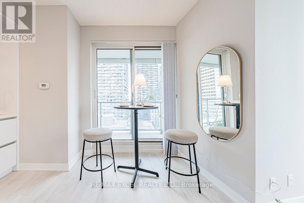 1302 - 2221 Yonge Street, Toronto, Ontario  M4S 0B8 - Photo 10 - C12457929