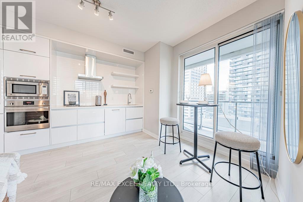 1302 - 2221 Yonge Street, Toronto, Ontario  M4S 0B8 - Photo 9 - C12457929